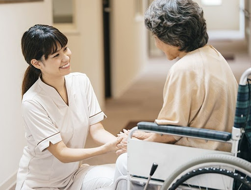 Dịch vụ chăm sóc ông bà tại Gia Hoàng - Uy tín và chuyên nghiệp tại quận 9